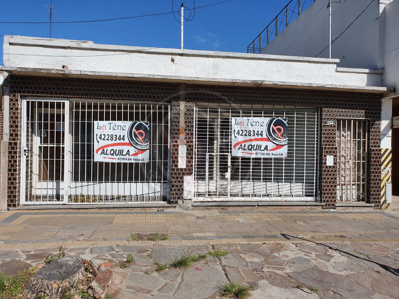 Dos locales juntos o separados. ¡Excelente zona Comercial!