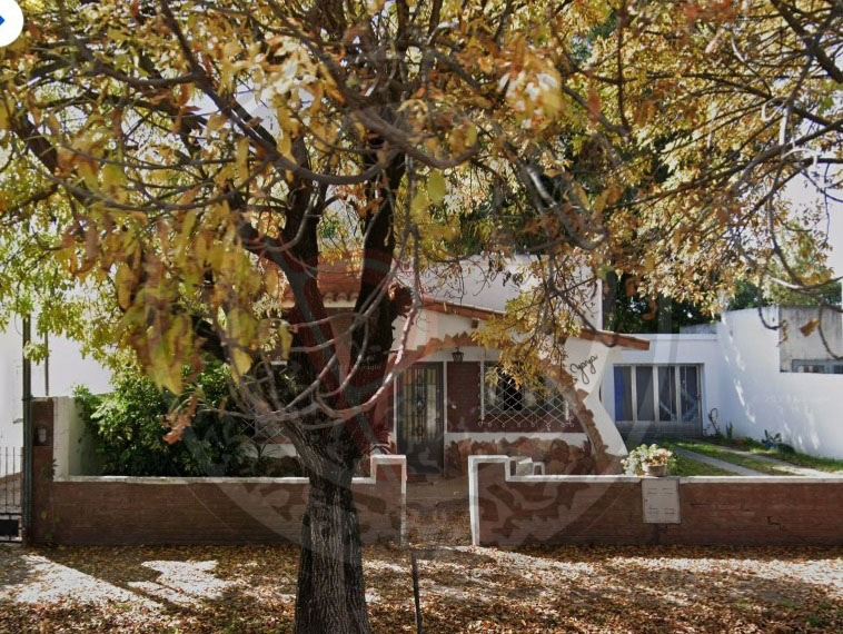 Crespo, E. Ríos. ¡Casa en buena ubicación y gran terreno!